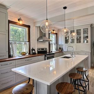 Cuisine de style farmhouse à la fois traditionnelle et moderne