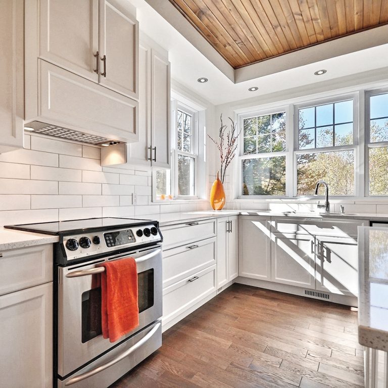 Cuisine au plafond de bois enveloppant Je Décore