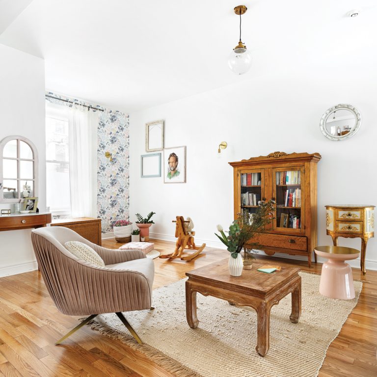 Salon au décor nostalgique qui intègre les antiquités - Je Décore