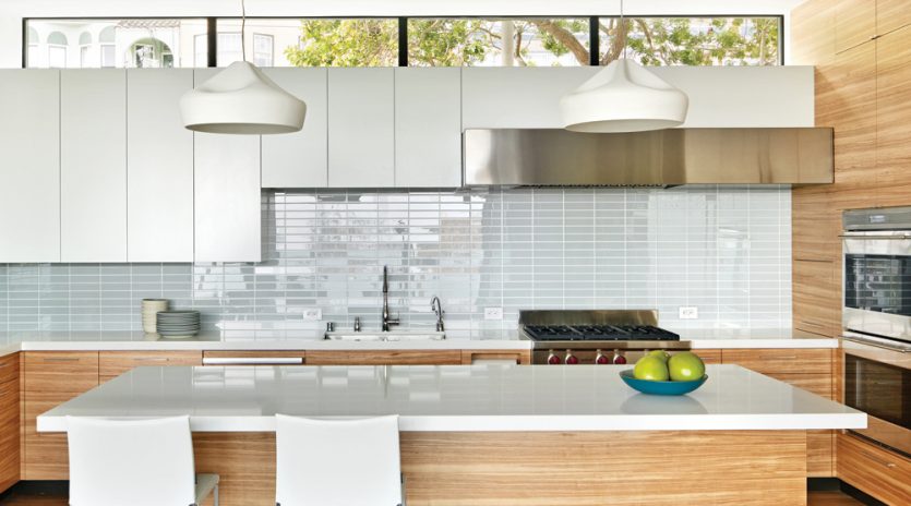 Tendance: huit cuisines aux armoires deux couleurs