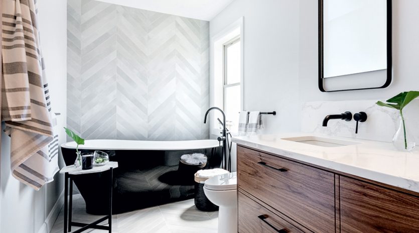 5 salles de bain aux décors noir, blanc et bois