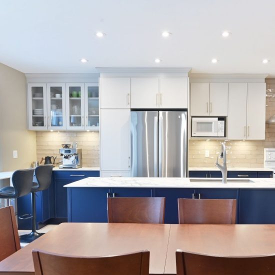 Du bleu audacieux en cuisine