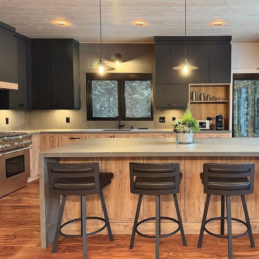 Une cuisine moderne rustique à l’esprit chalet