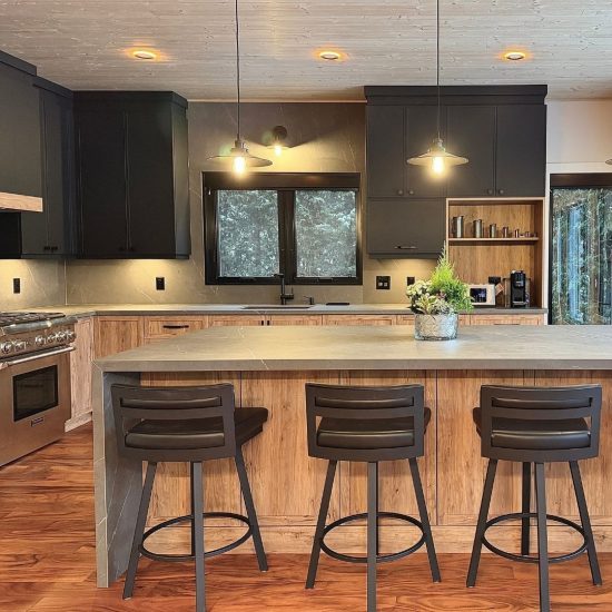 Une cuisine moderne rustique à l’esprit chalet