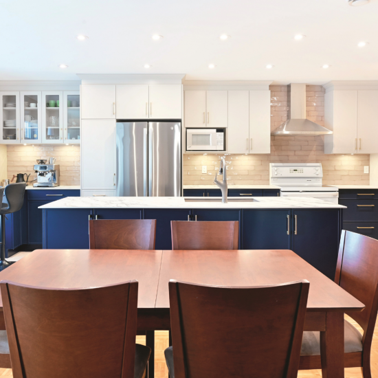 Du bleu audacieux en cuisine