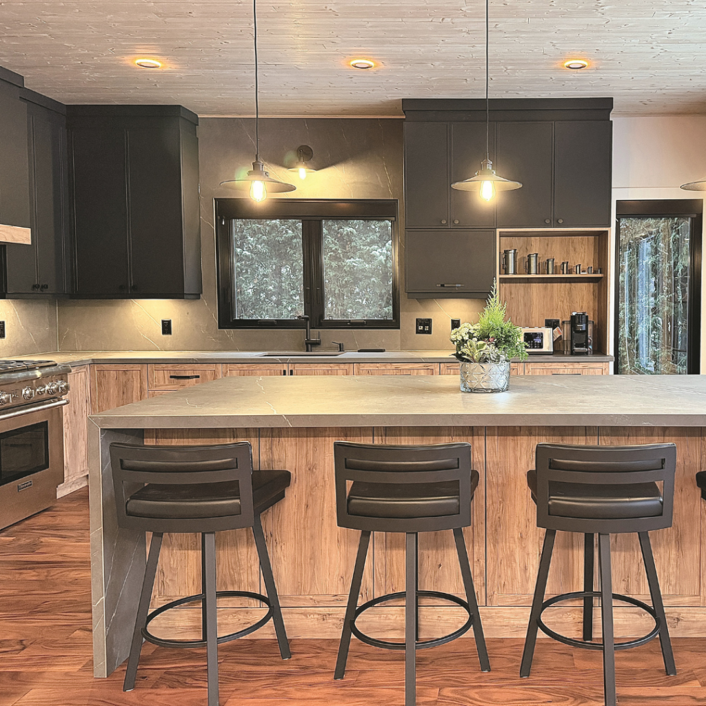 Une cuisine moderne rustique à l’esprit chalet