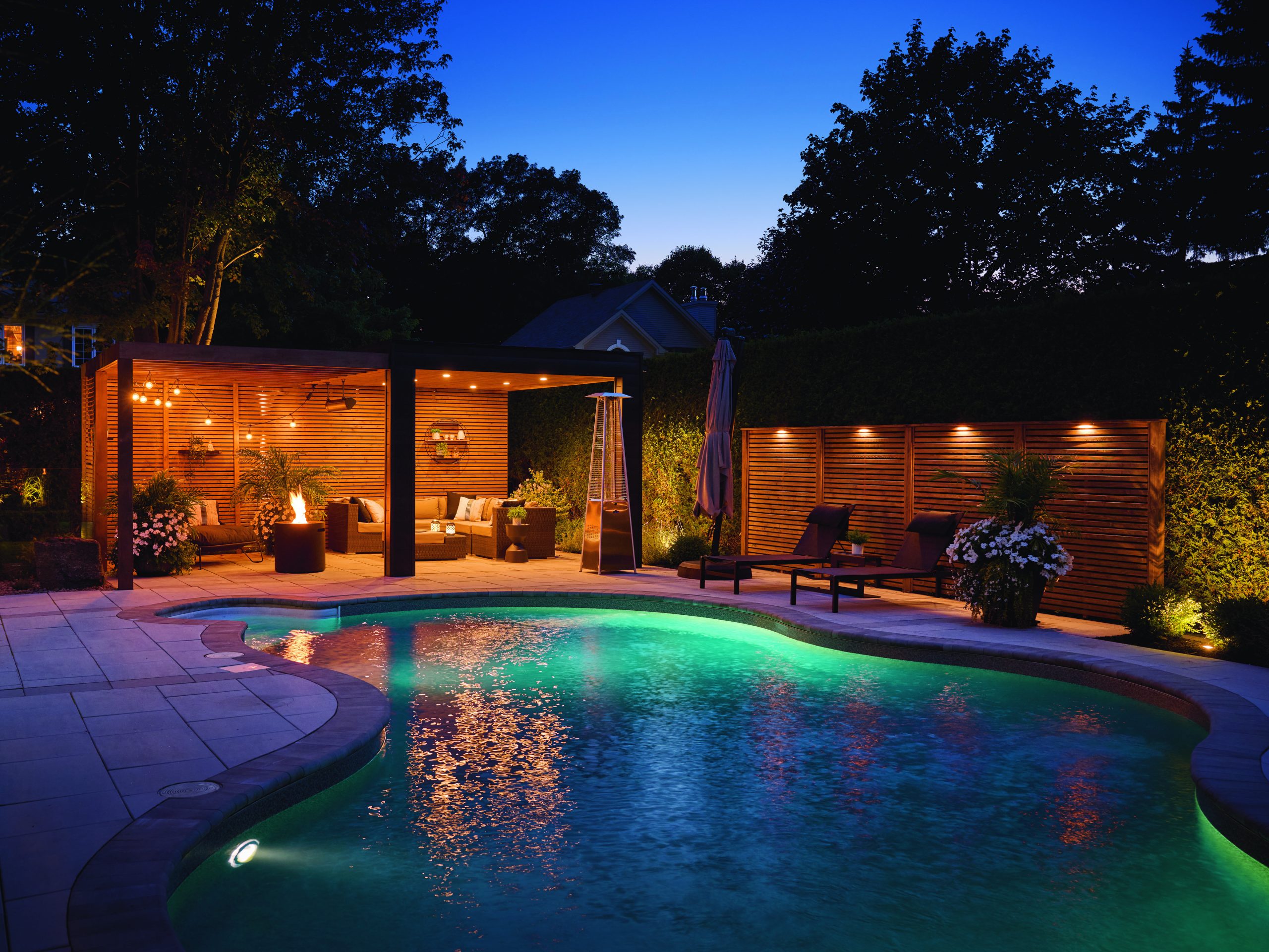 aménagement paysager professionnel dans une cour résidentielle au Québec