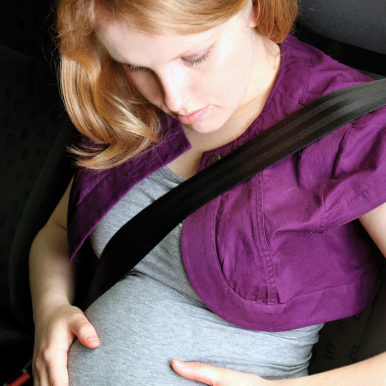 6 conseils pour les longs trajets en voiture lorsque l'on est enceinte